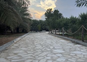 مزرعة بمسطح اخضر وجلسة خارجية 