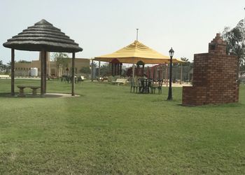 شاليه بمسبح مطل على البحر 