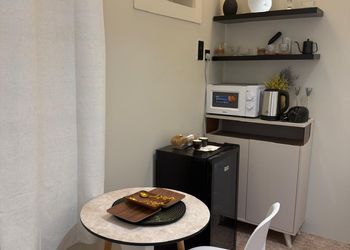 استديو بسرير ماستر وجلسة مريحة 