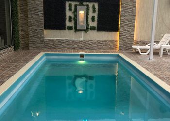 شاليه بجلسة مطلة على المسبح 