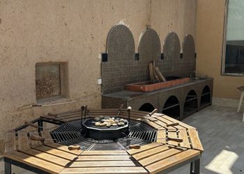 استراحة بمسبح خارجي ومجالس واسعة