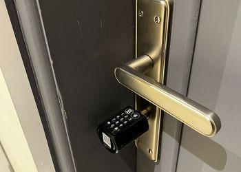 شقة بغرفة جلوس وغرفتين نوم 