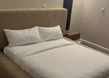 استديو بسرير ماستر وخدمة انترنت