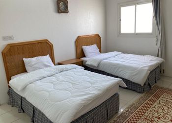 شقة بغرفة معيشة وغرفتين نوم 