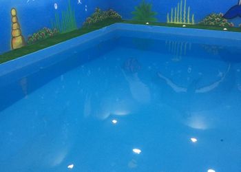 استراحة بجلسة مطلة على مسطح اخضر