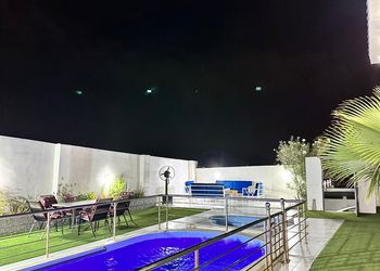 شاليه بجلسة تطل على مسبح خارجي 