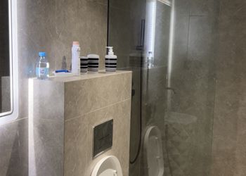 شقة بألوان مريحة وأثاث راقي