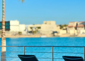 شاليه بجلسة خارجية ومسطح اخضر