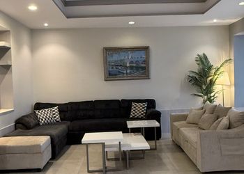 شاليه بإطلالة بحرية ومسبح خاص