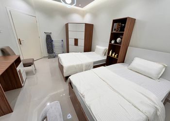 شقة بغرفة معيشة وغرفتين نوم 