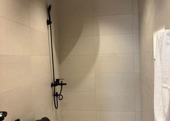 شقة بصالة أنيقة ودخول ذاتي