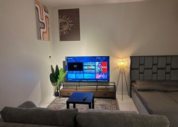 استديو بأثاث مريح وبسيط 