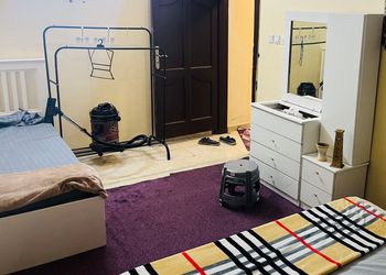استراحة بصالة جلوس وفناء خارجي
