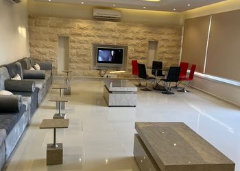 شاليه بمسبح خارجي ومسطح اخضر