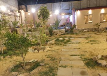 استراحة بمجلس واسع وفناء خارجي