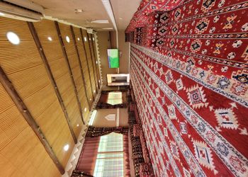 استراحة بملعب كرة قدم و طائره 
