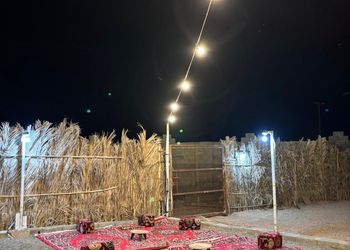 مخيم بجلسة خارجية وألعاب أطفال 