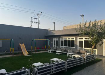 استراحة بمسطح اخضر ومجالس