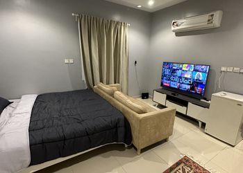 غرفة بأثاث مريح وبسيط 
