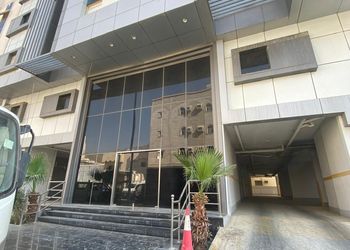 شقة بغرفتين نوم وصالة 