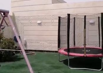 شاليه بمسطح اخضر ومسبح