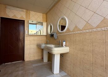 استراحة بمجلس وفناء خارجي 