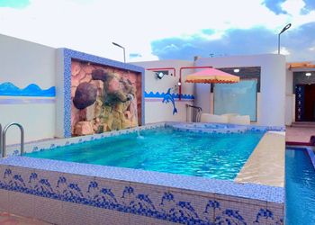 شاليه بملجس مطل على المسبح 