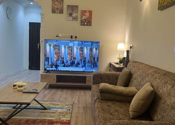 شقة بصالة ومجلس وثلاث غرف نوم