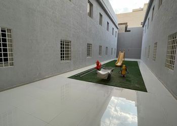 شقة بصالة وثلاث غرف نوم