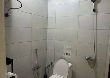 شقة بصالة وغرفة نوم وبأثاث مريح