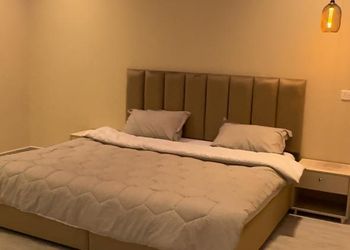 شاليه بمسطح اخضر وجلسة خارجية 