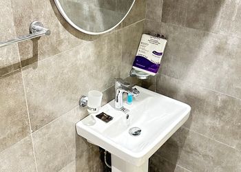 استديو بأثاث مريح وبسيط 