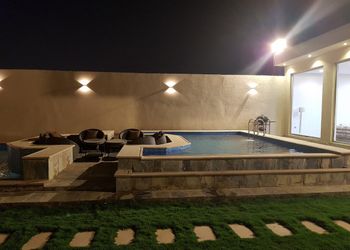 شاليه بمسطح اخضر ومسبح خارجي