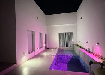 شاليه بمسبح خارجي ومجلس 