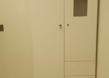 غرفة بسرير ماستر و اثاث مريح