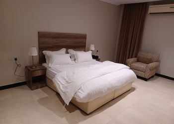 شاليه بألعاب أطفال ومسبح