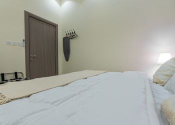 شقة بغرفة معيشة وغرفة نوم 