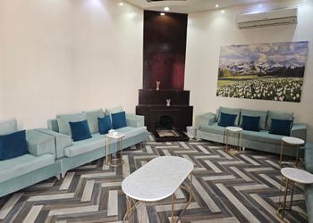 شاليه بجلسة تطل على مسبح داخلي 