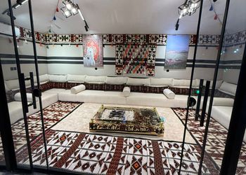 استراحة بألعاب أطفال وملعب كرة 