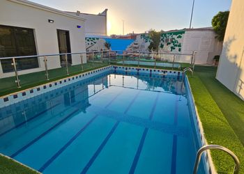 استراحة بمسطح اخضر وجلسه خارجيه