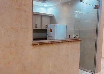 شقة بصالة جلوس وثلاث غرف نوم 