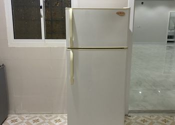 شاليه بمسبح خارجي ومسطح اخضر