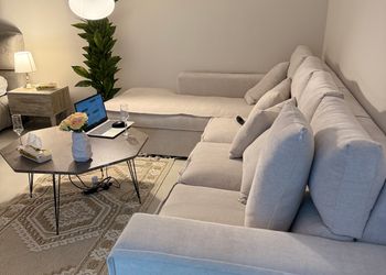 استديو بسرير ماستر وجلسة مريحة 