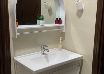 شاليه انيق ومسطح اخضر واسع