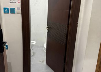 غرفة بسرير ماستر
