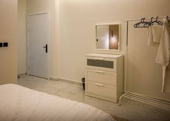 شقة بغرفة معيشة وغرفة نوم 