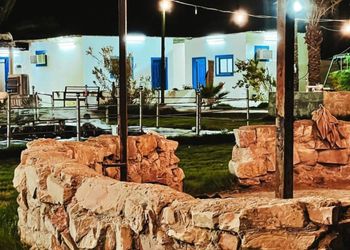 مزرعة بمسطحات خضراء وجلسة خارجية