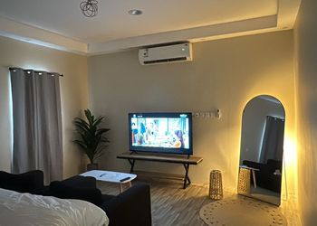 استديو بسرير ماستر وأثاث مريح 