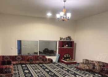استراحة بمجلس مطل على الفناء الخارجي