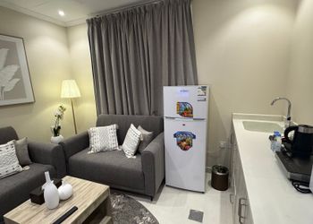 شقة بصالة وغرفة نوم وبأثاث مريح